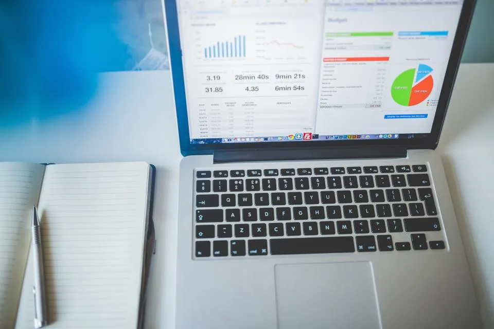 financial-reports-laptop Laptop met financiële rapportages en grafieken op het scherm